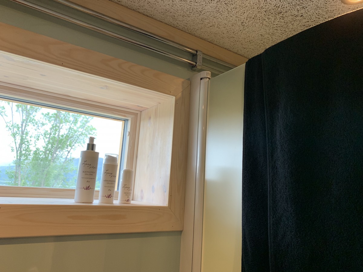 Högt sittande fönster i duschrum/teknikrum