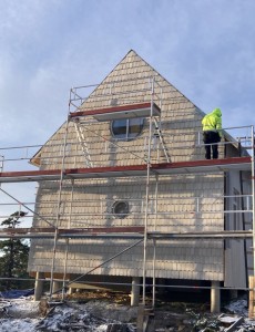 Östra gaveln klädd med spån från Hälsinge Takspån, behandlade med Sioox